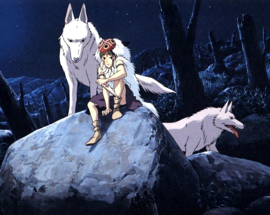 Mononoke sentada en unas piedras junto a dos lobos blancos en una pradera con árboles talados