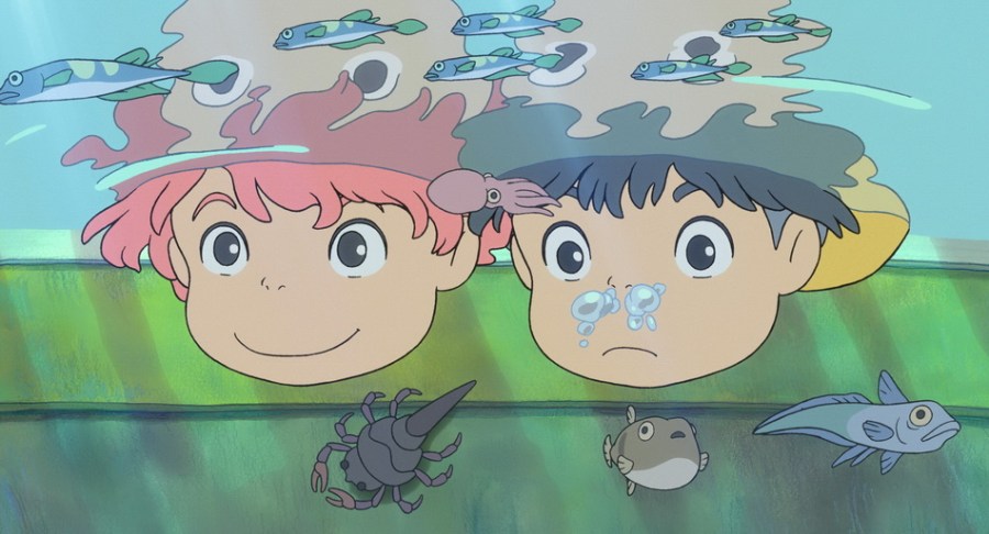 Ponyo y un niño sumergen la cabeza bajo el agua para ver diferentes criaturas marinas