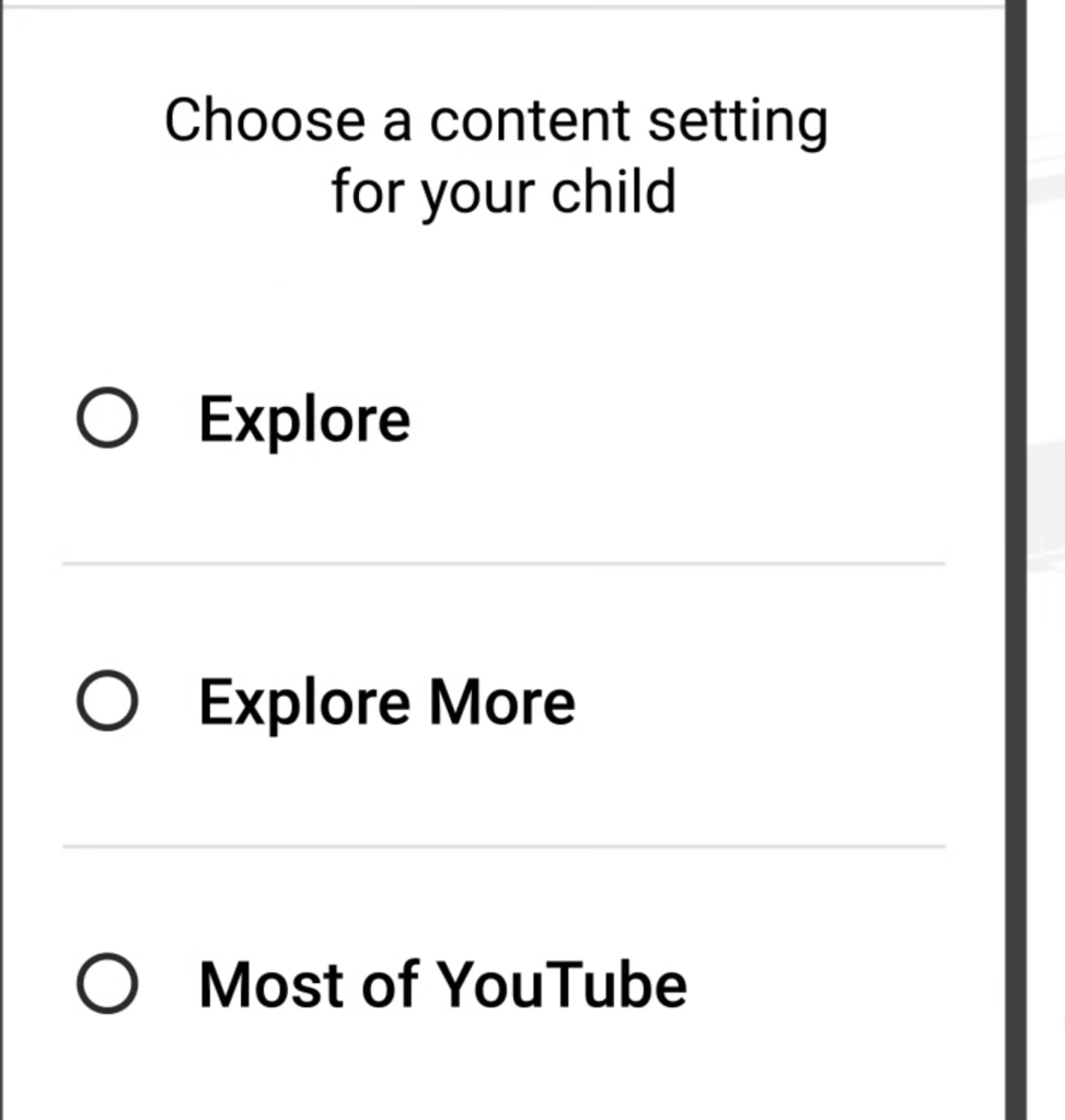 Pantalla de configuración para elegir el nivel de contenido para niños con opciones: 'Explorar', 'Explorar más' y 'La mayor parte de YouTube'.