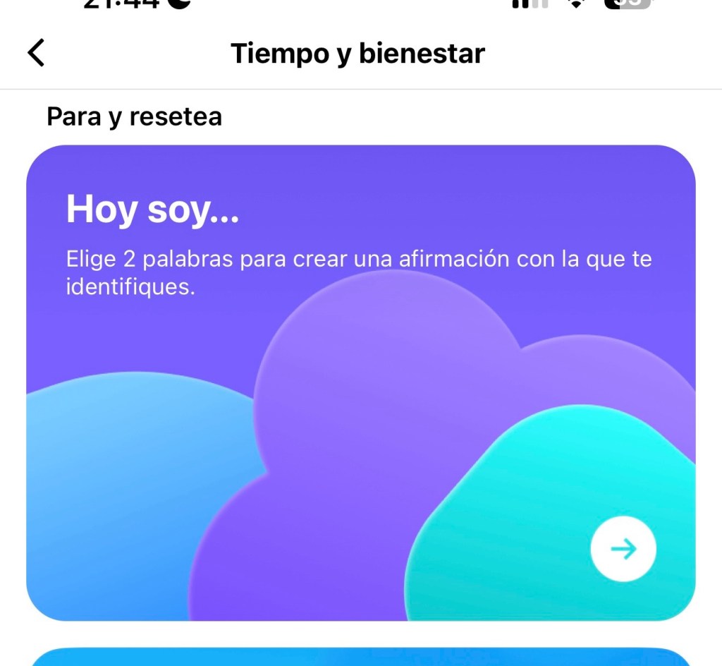 Pantalla de aplicación que invita a elegir dos palabras para crear una afirmación personal. Fondo en tonos púrpura y azul con nubes.